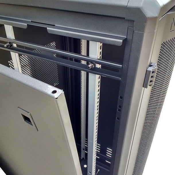 Gabinetes de Piso 45U | Ancho: 580 mm • Fondo: 810 mm