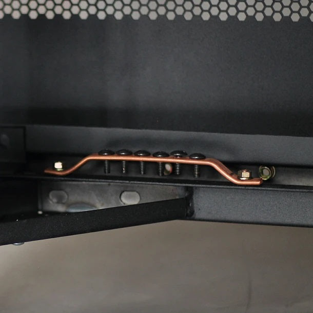 Gabinetes de Piso 28U | Ancho: 580 mm • Fondo: 810 mm