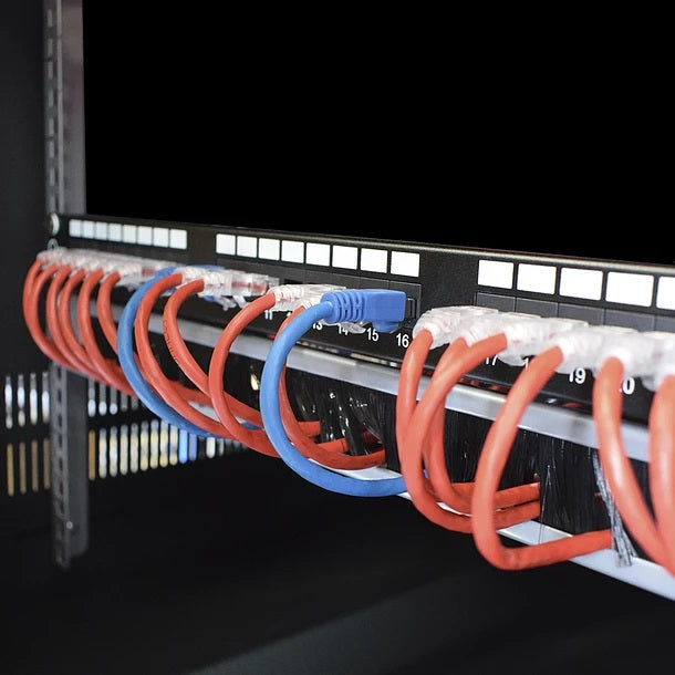 Panel Pasa Cables Con Cepillo de 1U